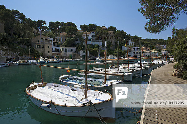 Boote in der schmalen Bucht von Cala Figuera  Mallorca  Balearen  Spanien  Europa