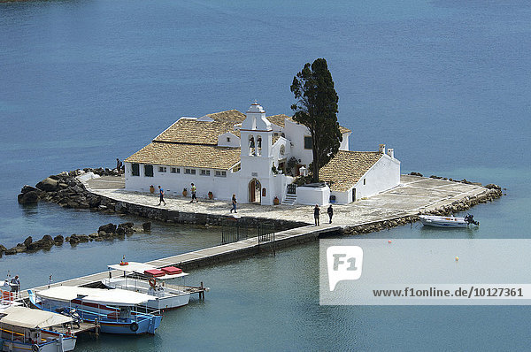 Blick von Kanoni auf die Inseln Vlacherna - mit Kloster - und Mäuseinsel  bei Kerkira  Korfu  Ionische Inseln  Griechenland  Europa