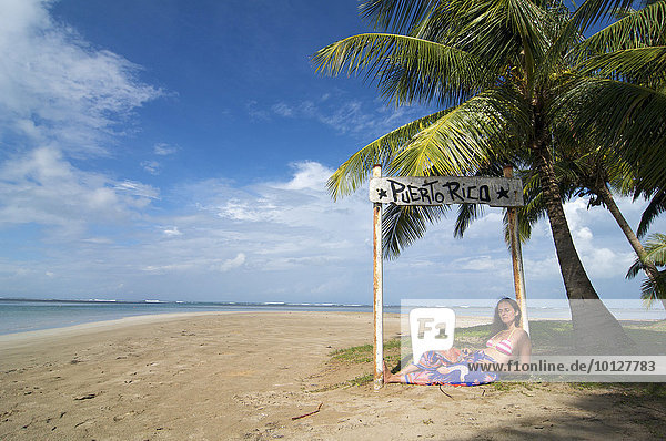 'Touristin an Schild mit Schriftzug ''Puerto Rico''  Luquillo Beach  Puerto Rico  Karibik  Nordamerika'