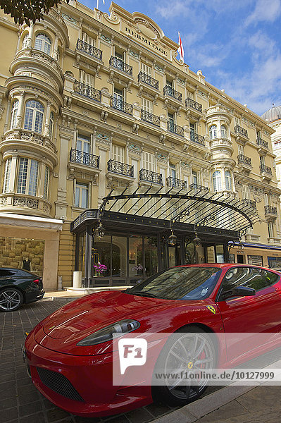 Roter Ferrari vor dem Hotel Hermitage  Monte Carlo  Monaco  Monaco  Europa