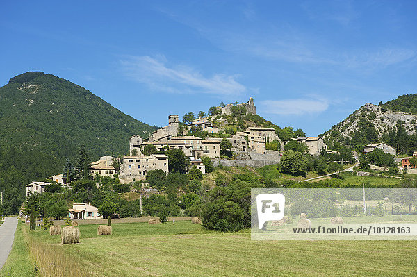 Dorf in der Provence  Reilhanette  Provence  Region Provence-Alpes-Côte d?Azur  Frankreich  Europa