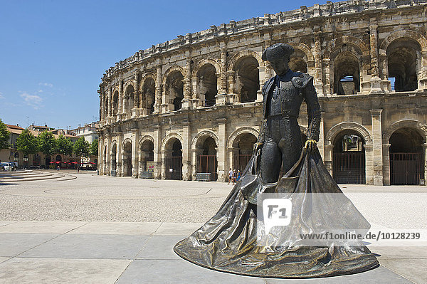 Statue eines Toreros vor dem römischen Amphitheater  Nîmes  Region Languedoc-Roussillon  Frankreich  Europa