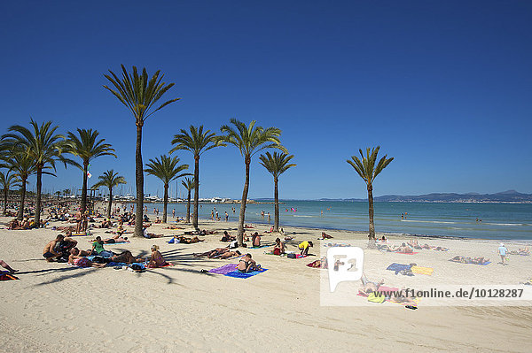 Urlauber am Strand Playa de S'Arenal  S'Arenal  Palma de Mallorca  Mallorca  Balearen  Spanien  Europa