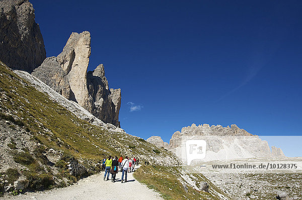 Hikers on the trail to the Three Peaks  Sextner Dolomiten  South Tyrol province  Trentino-Alto Adige  Italy  Europe