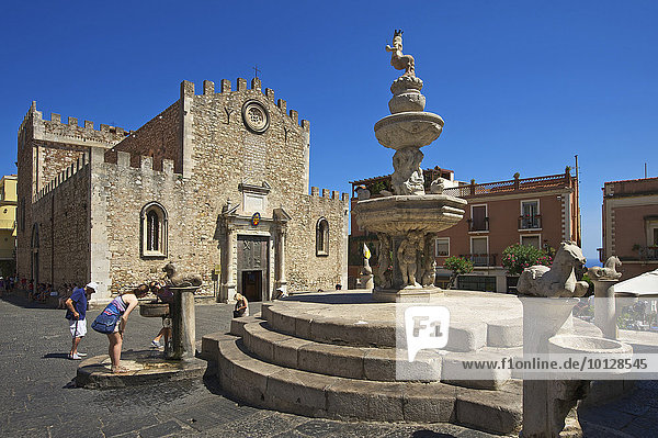 Dom San Nicolo auf der Piazza Duomo  Taormina  Provinz Messina  Sizilien  Italien  Europa