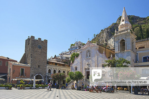 Corso Umberto  Piazza IX Aprile und San Giuseppe Kirche  Taormina  Provinz Messina  Sizilien  Italien  Europa