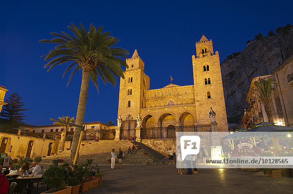 Kathedrale Santissimo Salvatore an der Piazza Duomo am Abend  Cefalù  Provinz Palermo  Sizilien  Italien  Europa