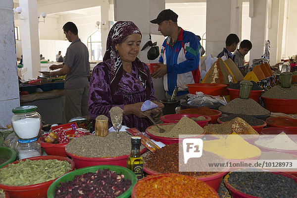 Gewürzverkäuferin auf dem Basar  Buchara  Usbekistan  Asien