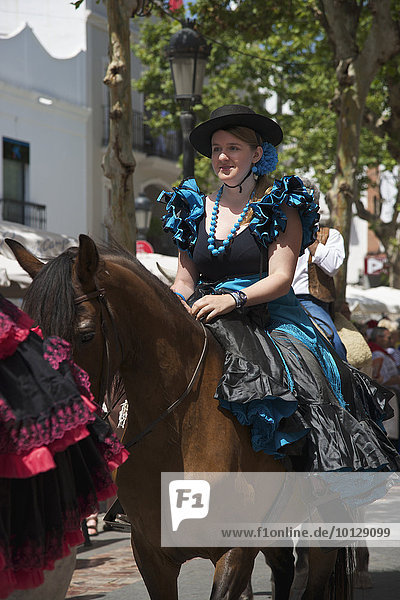 Frau auf Pferd  Wallfahrt Romario de San Isidor in Nerja  Costa del Sol  Andalusien  Spanien  Europa