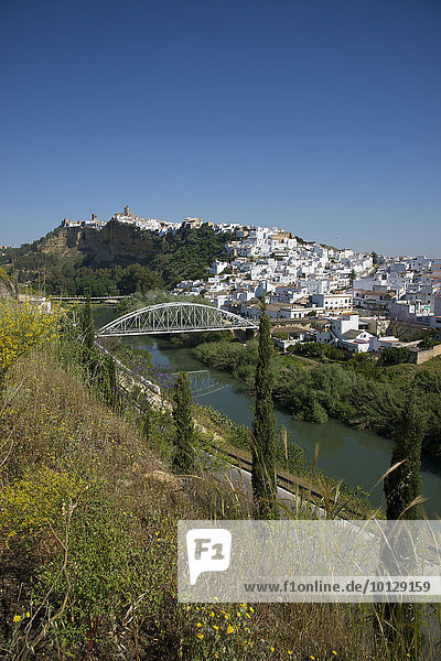 Ausblick über den Rio Guadalete auf die Altstadt von Arcos de la Frontera  Andalusien  Spanien  Europa