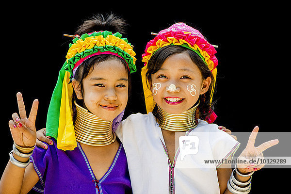 Zwei Mädchen vom Bergvolk der Padaung  Chiang Mai  Thailand  Asien
