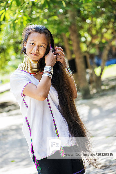 Junge Frau vom Bergvolk der Kayan frisiert ihr Haar am Morgen  Chiang Mai  Thailand  Asien