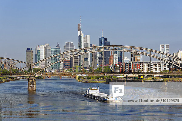 Frachter auf Main unter Deutschherrnbrücke und Skyline  Frankfurt am Main  Hessen  Deutschland  Europa