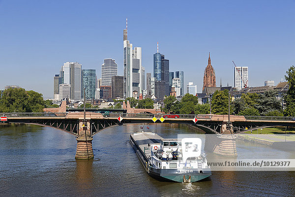 Skyline mit Dom  Frachter auf Main unter Ignatz-Bubis-Brücke  Frankfurt am Main  Hessen  Deutschland  Europa