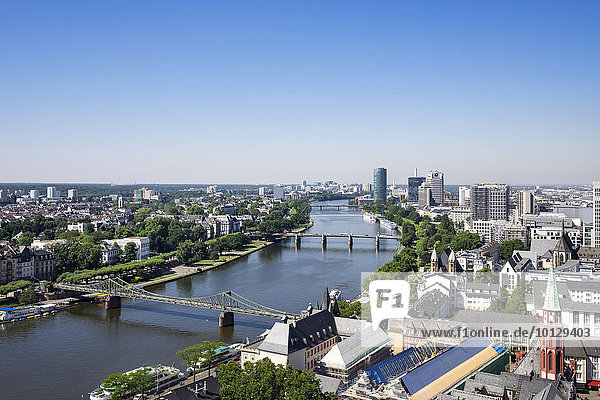 Main mit Eiserner Steg und Untermainbrücke  am Mainufer der Westhafen Tower  Aussicht vom Domturm  Frankfurt am Main  Hessen  Deutschland  Europa