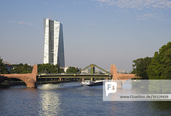 Alte Brücke über Main  neue Europäische Zentralbank EZB  Frankfurt am Main  Hessen  Deutschland  Europa