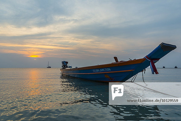 Longtail-Boot im Meer bei Sonnenuntergang  Koh Tao  Golf von Thailand  Thailand  Asien