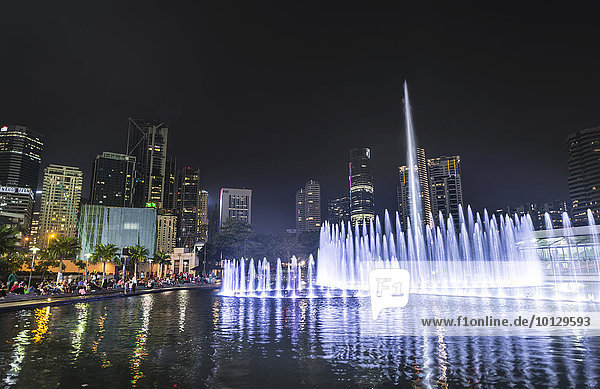 Lichtershow mit Wasser  Lake Symphonie im City Park  Hochhäuser  Zentrum  City Centre  Kuala Lumpur   Malaysia  Asien