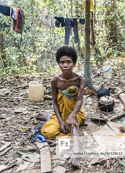 Frau der Orang Asil sitzt im Dschungel  Ureinwohner  indigenes Volk  tropischer Regenwald  Nationalpark Taman Negara  Malaysia  Asien