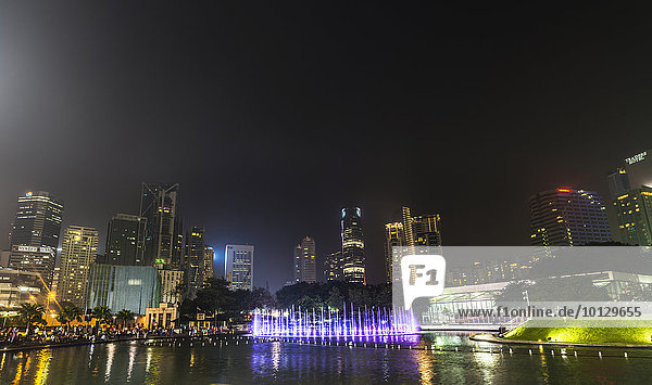 Lichtershow mit Wasser  Lake Symphonie im City Park  Hochhäuser  Zentrum  City Centre  Kuala Lumpur  Malaysia  Asien
