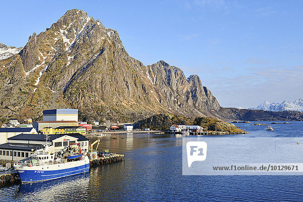 Felsige Berge hinter dem Hafengebiet mit Schiff  Svolvær  Insel Austvågøy  Lofoten  Nordland  Norwegen  Europa
