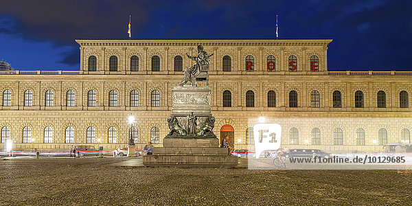 Max-Joseph-Platz mit Denkmal König Max I. Joseph am frühen Abend  hinten Residenz  München  Bayern  Deutschland  Europa
