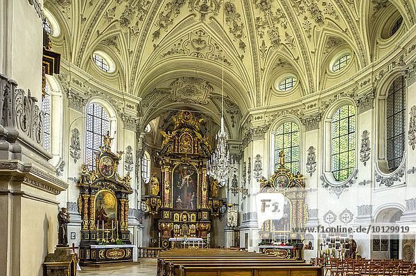 Innenraum der barocken Wallfahrtskirche Maria Birnbaum mit Hochaltar und Seitenaltären  Sielenbach  Aichach-Friedberg  Schwaben  Bayern  Deutschland  Europa