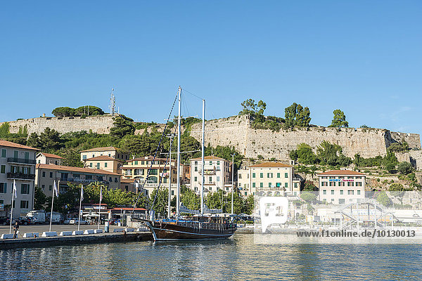 Blick in den Hafen mit Segelschiff  Portoferraio  Insel Elba  Provinz Livorno  Toskana  Italien  Europa