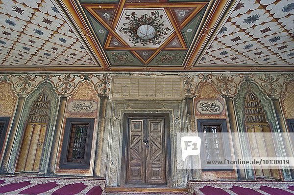 Verzierte Wände in der Bunten Moschee Sarana Dzamija  Tetovo  Mazedonien  Europa