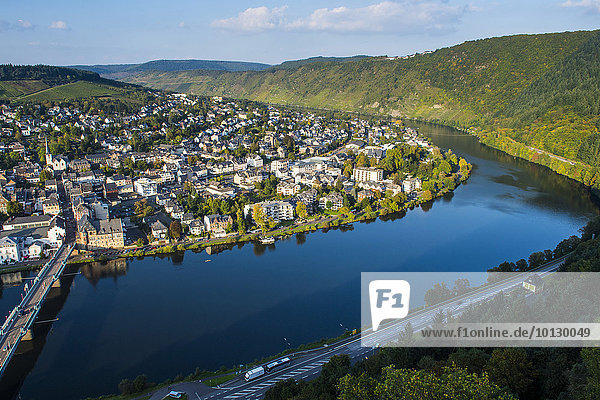 Ausblick auf Traben-Trarbach mit der Mosel  Moseltal  Rheinland-Pfalz  Deutschland  Europa
