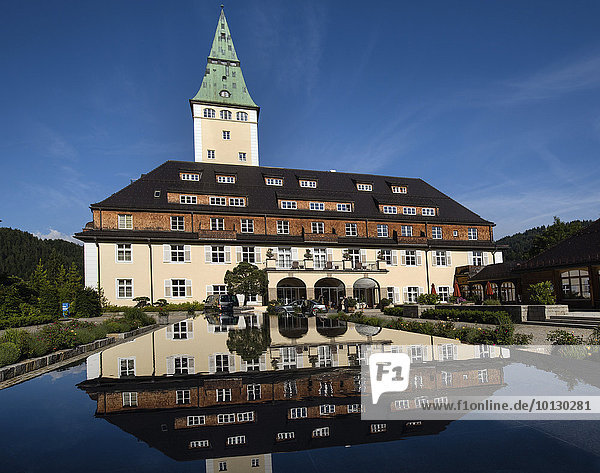 Schloss Elmau  Schlosshotel mit Turm spiegelt sich im Brunnen  Wettersteingebirge  Klais  Krün  Werdenfelser Land  Oberbayern  Bayern  Deutschland  Europa