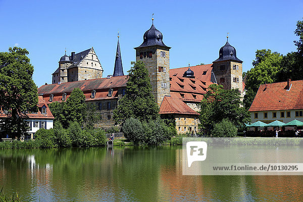 Schloss Thurnau mit dem Schloßweiher  Oberfranken  Bayern  Deutschland  Europa
