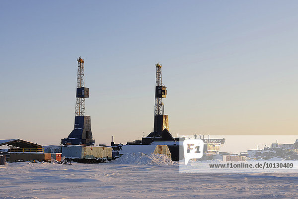 Ölbohrtürme auf dem Prudhoe Bay Ölfeld  Prudhoe Bay  Alaska  USA  Nordamerika