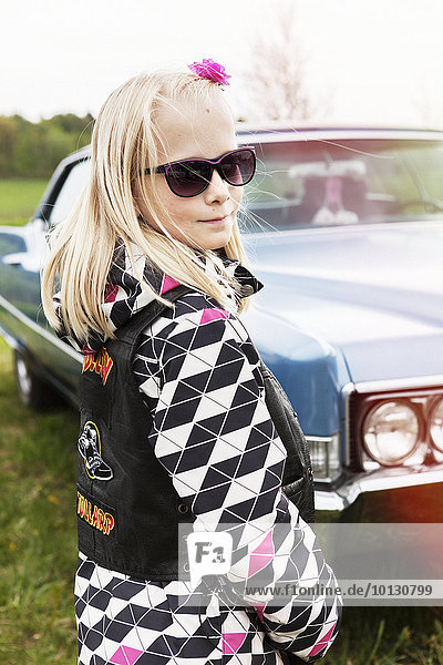 sehen Auto Retro Hintergrund Blick in die Kamera Mädchen