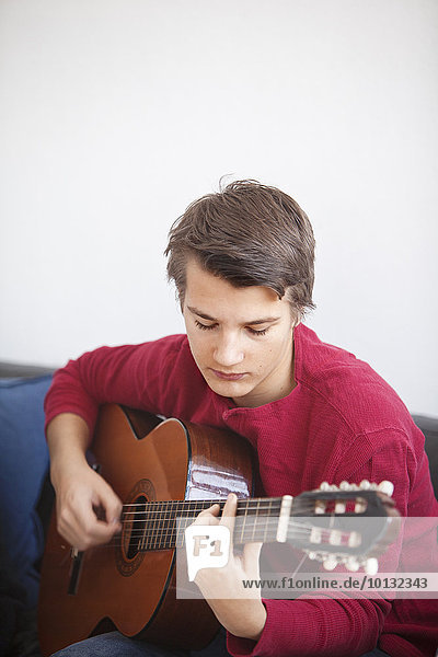 Jugendlicher Junge - Person Gitarre spielen