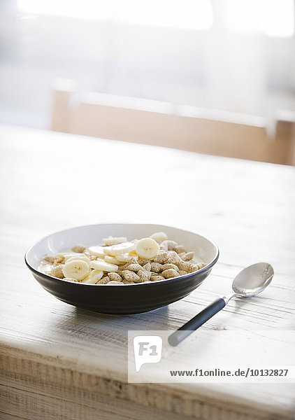 Cereals with banana in bowl