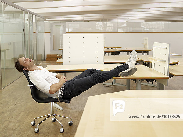 leer Mann schlafen Büro