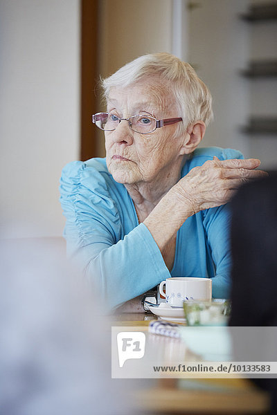 Senior Senioren Frau sehen wegsehen Reise