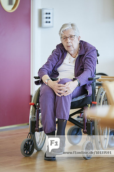 Senior Senioren Frau Rollstuhl