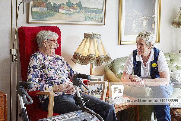 Senior Senioren Frau sprechen Wohnhaus Fürsorglichkeit