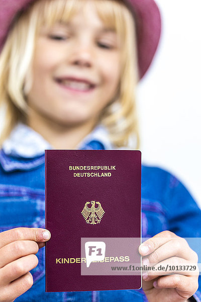 Mädchen mit Kinderreisepass,  Kiel,  Schleswig-Holstein,  Deutschland,  Europa