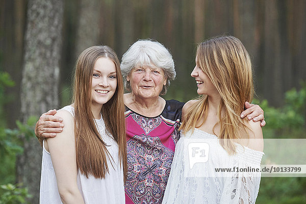 Großmutter und Enkelinnen  Bayern  Deutschland  Europa
