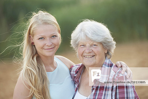 Großmutter und Enkelin  Bayern  Deutschland  Europa