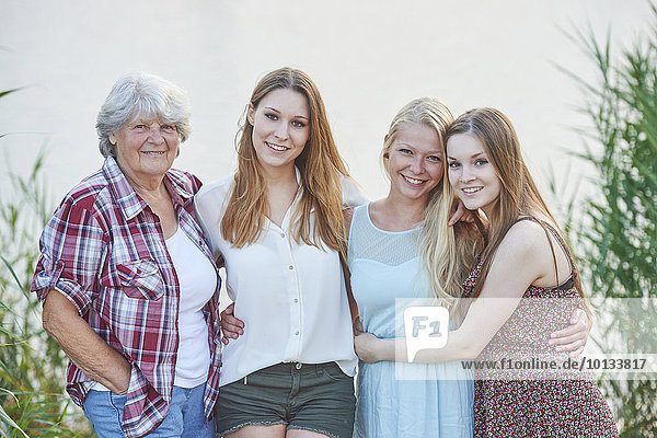 Großmutter und drei Enkelinnen,  Bayern,  Deutschland,  Europa