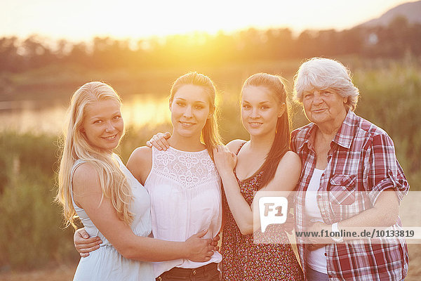 Großmutter und drei Enkelinnen,  Bayern,  Deutschland,  Europa