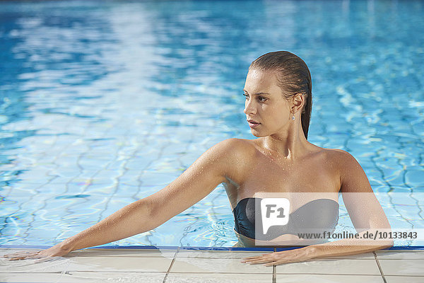 Junge Frau mit Bikini im Swimming Pool  Bayern  Deutschland  Europa