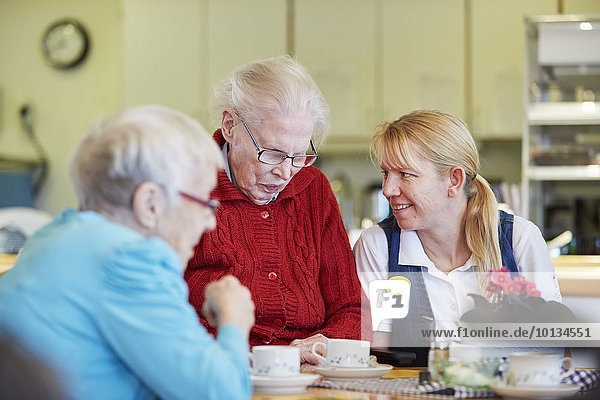 Patientin Senior Senioren sprechen Wohnhaus Fürsorglichkeit