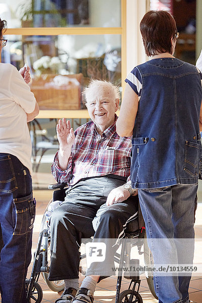 Senior Senioren Mann Wohnhaus Fürsorglichkeit Rollstuhl