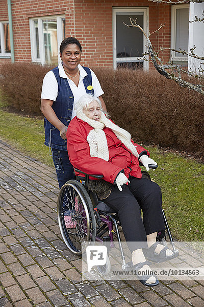 Senior Senioren Frau gehen Rollstuhl