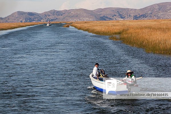 Mensch Menschen Boot Isla Flotantes Titicacasee Puno Peru Südamerika